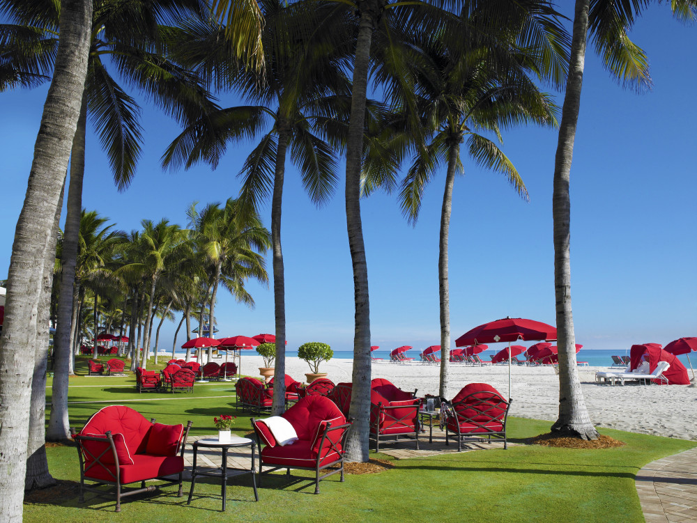 Complimentary Seaside Living Room Settings