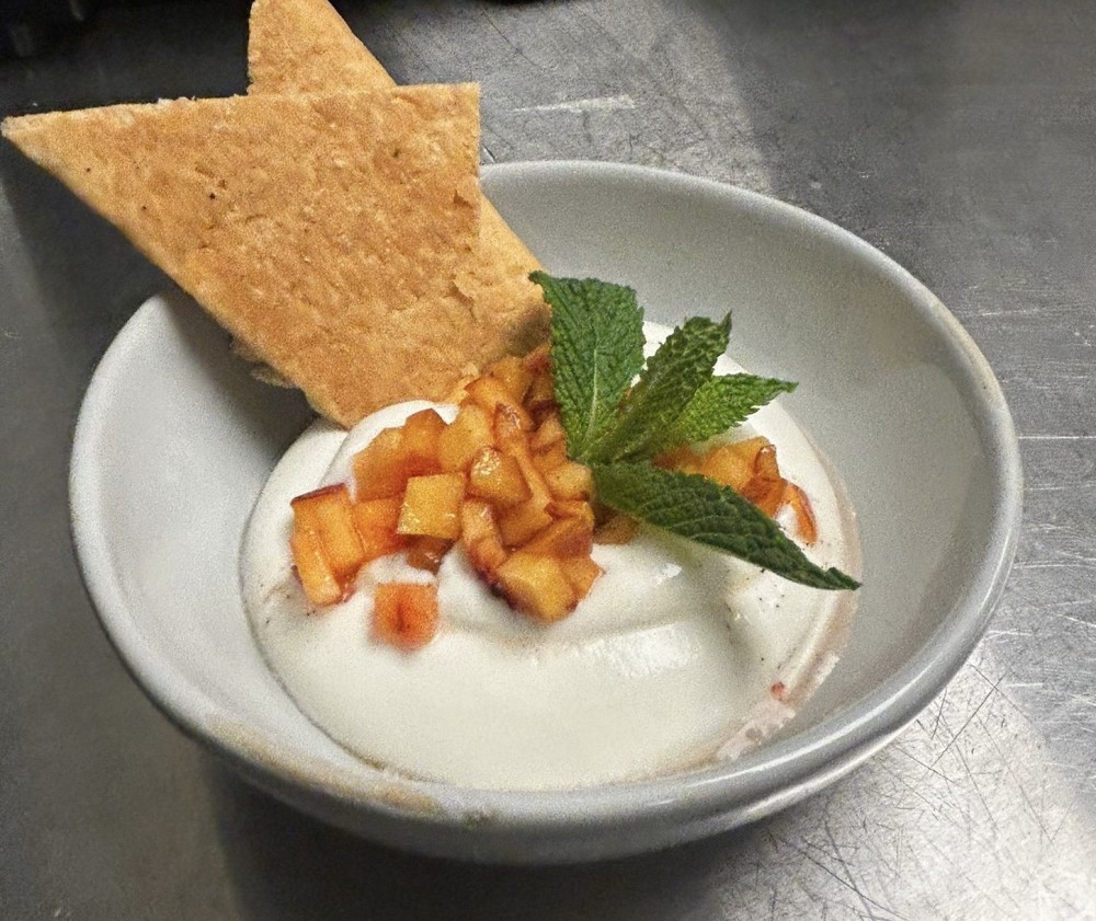 Mousse de yaourt grec aux épices de Miami, compote de pêches et filo croustillant.