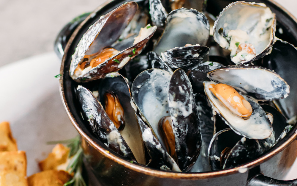 Moules Mariniere Mussels with White Wine and French Baguette