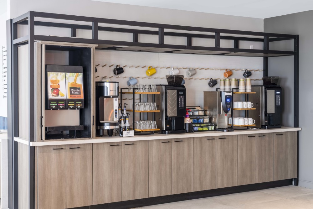 Rafraîchissements 24 heures sur 24 disponibles dans notre salon du 24e étage - Profitez d'un café infusé en grains, d'un assortiment de thés, de jus de fruits et d'eau plate ou pétillante, exclusif aux clients Atwell Suites