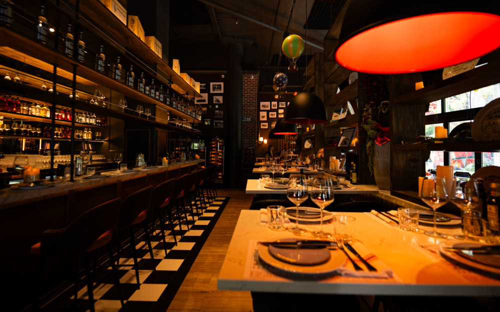 Many guests note that the ambiance feels simultaneously elegant and cozy perfect for both celebratory dinners and relaxed social evenings.