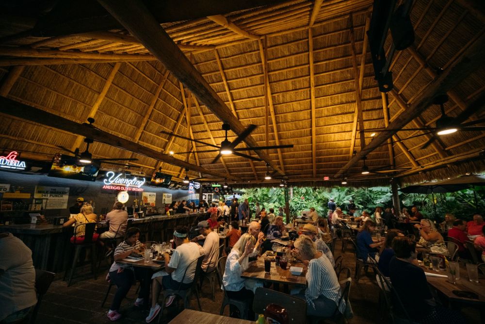 我们的 Grande Tiki 是我们最大的户外用餐区，我们在周五、周六和周日晚上提供现场音乐表演。