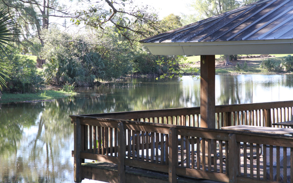 Pavilhão à beira do lago no AD Doug Barnes Park