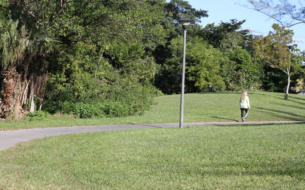 Percurso pedestre no AD Doug Barnes Park