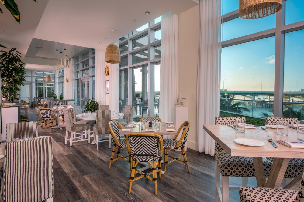 Bénéficiant de certaines des plus belles vues de Miami sur l'océan Atlantique turquoise et Haulover Cut, Artisan Beach House propose un menu global.