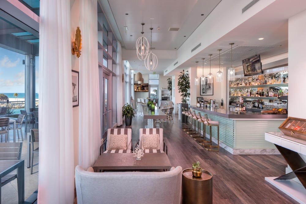 Bénéficiant de certaines des plus belles vues de Miami sur l'océan Atlantique turquoise et Haulover Cut, Artisan Beach House propose un menu global.