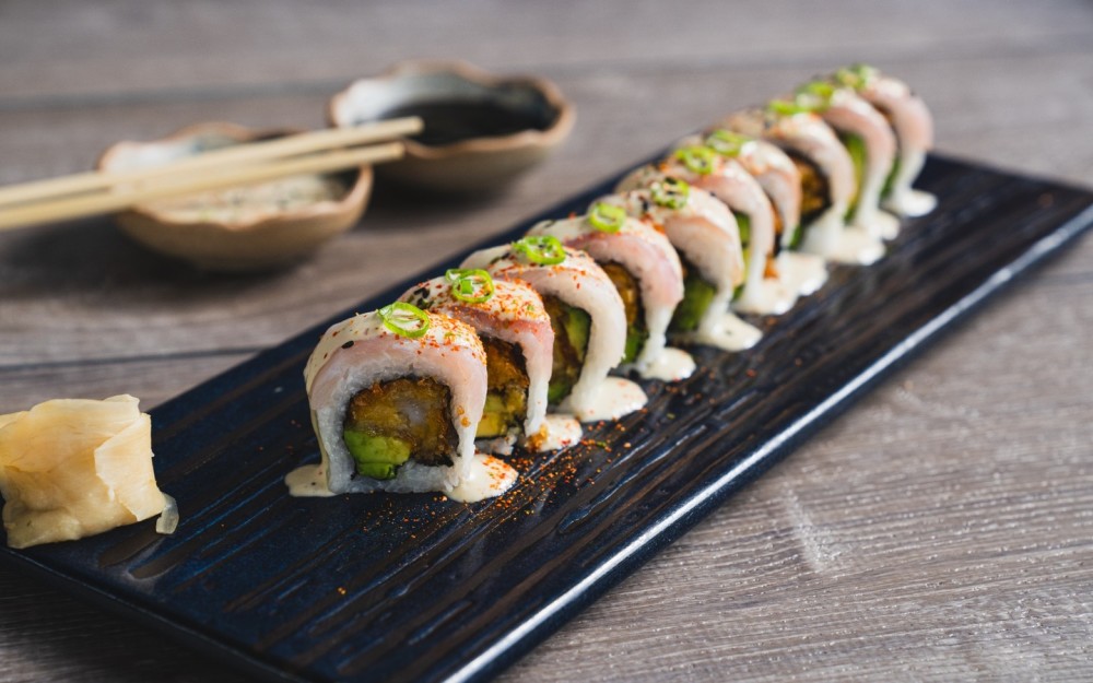 Panko-breaded shrimp and avocado, covered with corvina slices and our homemade "acevichada" sauce (5pcs)