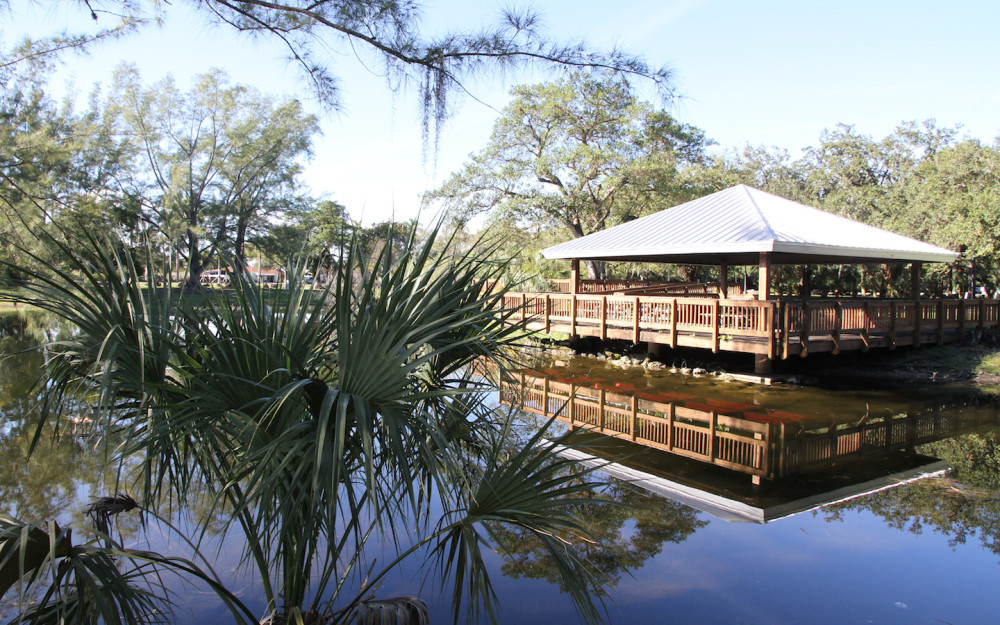 Pavilhão à beira do lago no AD Doug Barnes Park