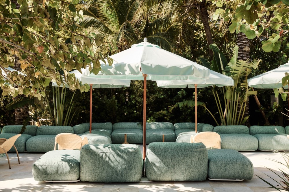 El jardín de la piscina en The Shelborne By Proper