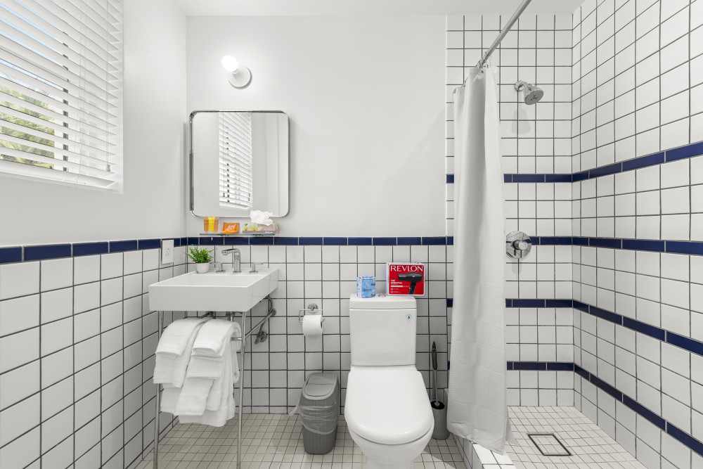 Queen Room - Bathroom