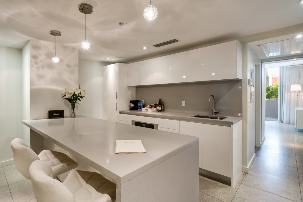 Featuring modern furniture, a king size bed, and a sitting area with a sofa bed, these stylish suites are dressed to impress. Whether you’re travelling with children, alone, or avec un petit ami, this suite is ideal for any traveler coming to visit gorgeous Miami Beach.