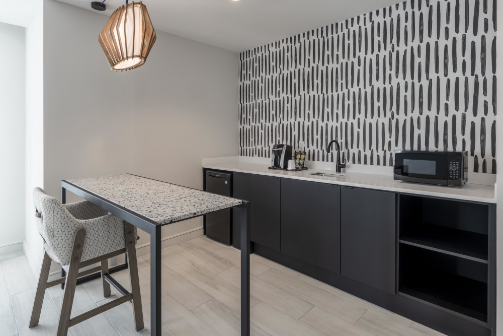 Suite surdimensionnée - Kitchenette Wet Bar - Offre un mini-réfrigérateur, un four micro-ondes, une cafetière et un espace de rangement pour les objets personnels.