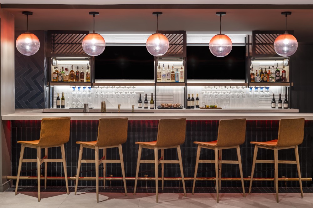 Bar payant avec cocktails exclusifs et apéritifs dans notre salon du 24e étage - du dimanche au jeudi de 17h00 à 22h00 et du vendredi au samedi de 17h00 à 23h00