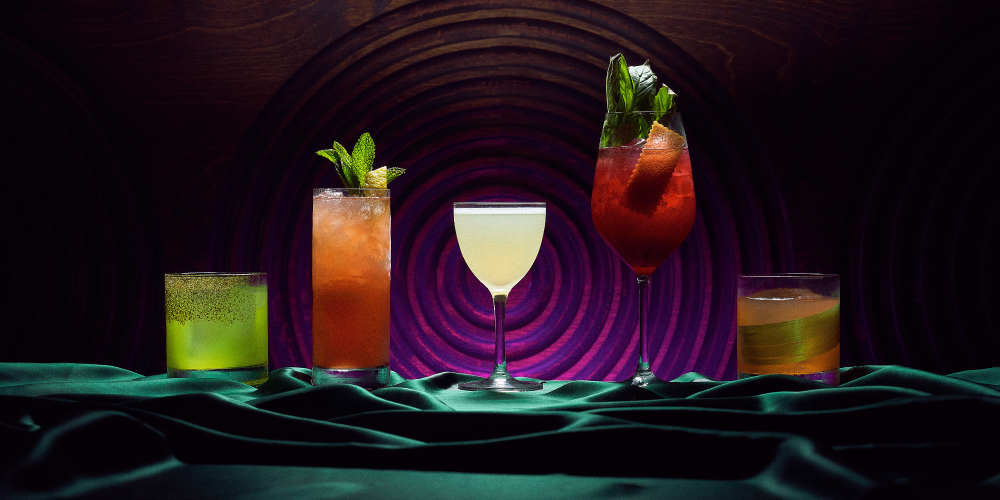 Entdecken Sie handgemachte Cocktails in einer exotischen tropischen Umgebung