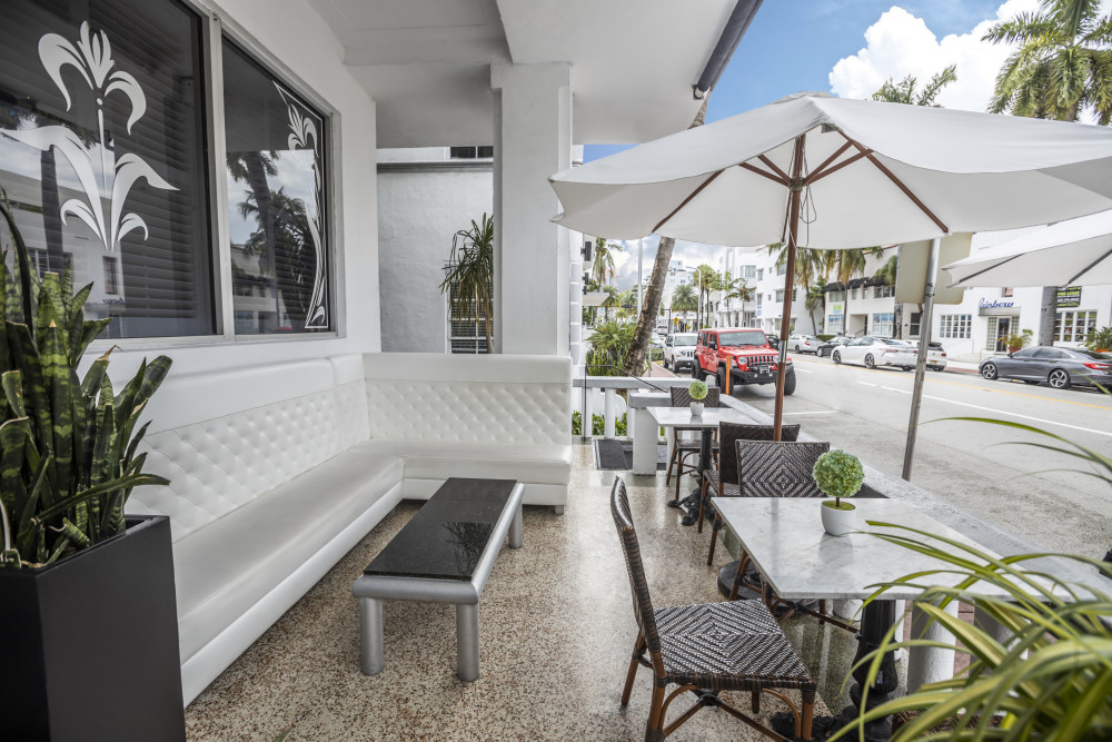 Chesterfield Hotel & Suites - terrace facing famous Collins Avenue