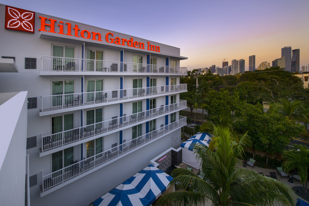 Hotel夕暮れの外観