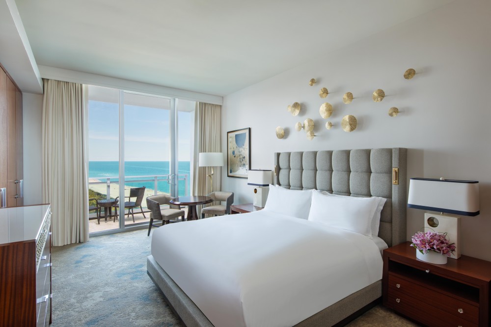 Les chambres situées en bord de mer offrent une vue sur l’Atlantique et Haulover Cut.