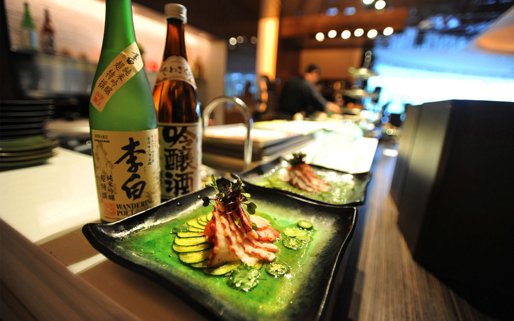 Blade dining