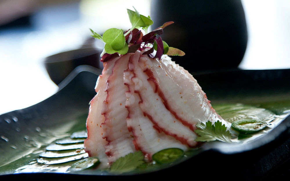 Blade dining