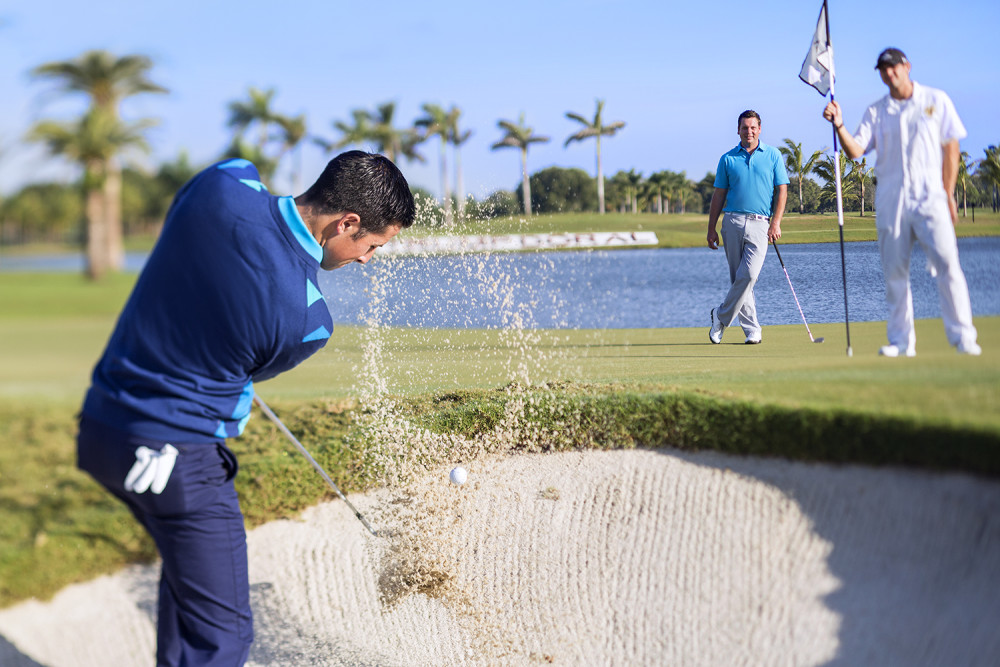 Connu comme une destination de golf incontournable, le Trump National de renommée mondiale Doral Miami est le paradis des golfeurs. Première ouverture de nos portes en 1962 , Doral a été façonné avec le golf en son cœur. Et aujourd'hui, plus que jamais, les clients découvriront qu'il s'agit de l'un des complexes de golf de luxe les plus réputés de Floride. Notre complexe de golf en Floride abrite quatre parcours au design unique, dont l'un des parcours les plus emblématiques du golf, le Blue Monster. Avec le cours le plus récent, les transformations du Red Tiger, du Golden Palm et du Silver Fox, Trump National Doral Miami se distingue en offrant des offres distinctes et passionnantes Doral expériences de golf dans une propriété. L'installation d'entraînement à LED ultramoderne, le laboratoire d'ajustement de pointe True Spec Golf et le Rick Smith Golf Performance Center entourent les offres de golf du complexe.