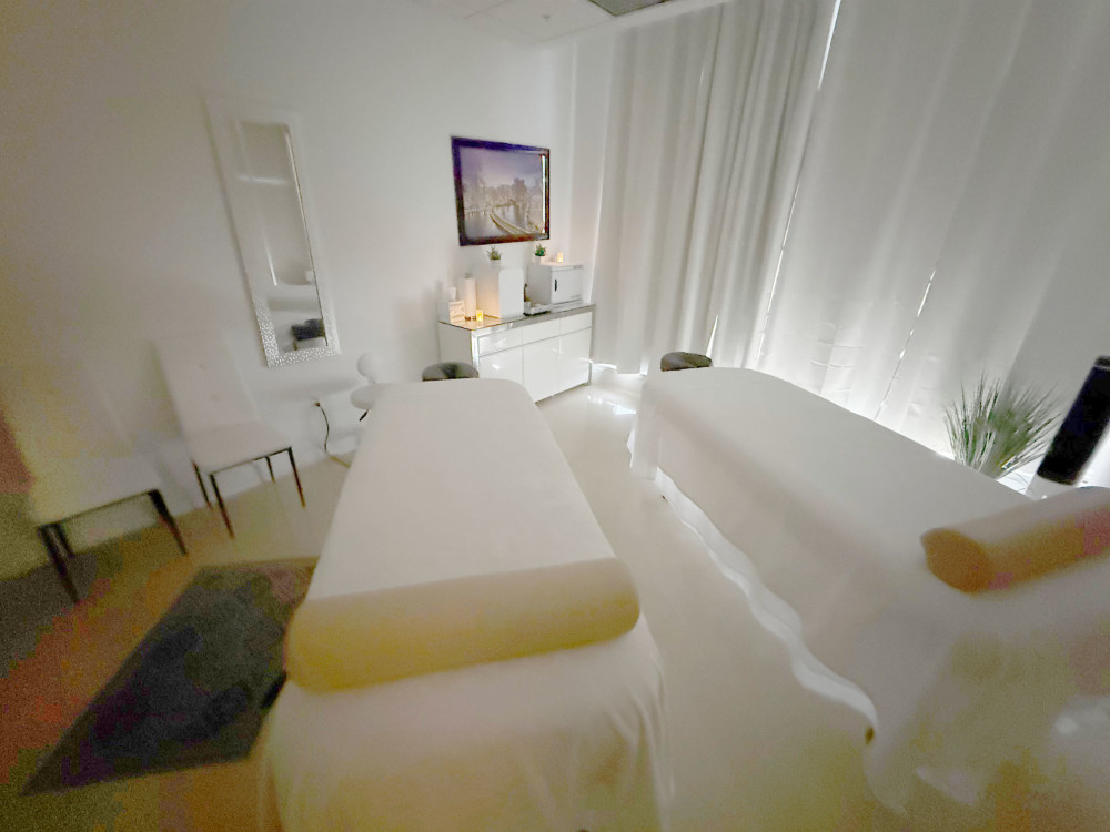 Relax with a friend or loved one and enjoy Miami's best couples massage in one of our spacious treatment rooms.