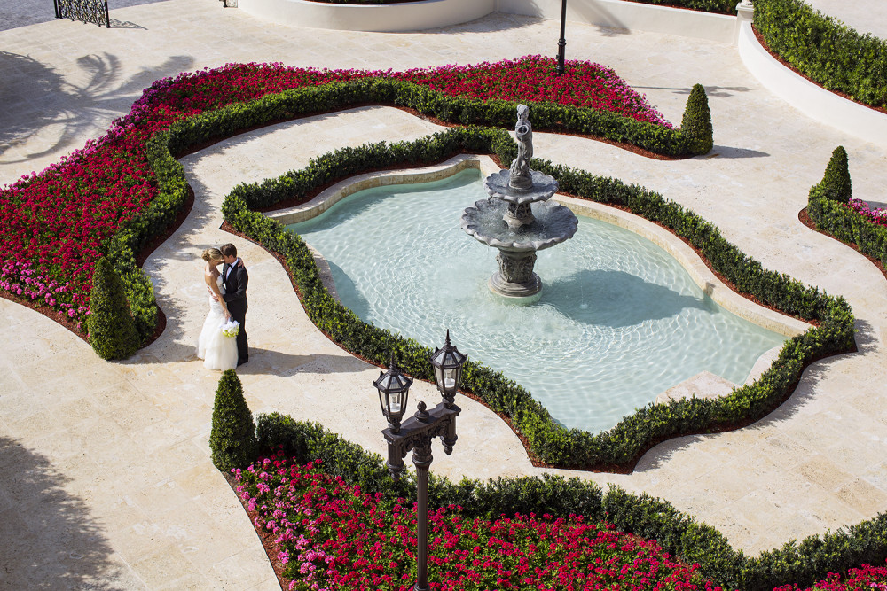 Mariages au Trump National Doral - Vivez la journée que vous avez toujours imaginée dans notre complexe à couper le souffle à Miami qui définit le Scene avec de magnifiques fontaines, des verts sans fin et des jardins isolés. Grâce à notre portefeuille de lieux de mariage uniques, de services personnalisés et d'équipements bien pensés, nous vous offrons le cadre idéal pour créer des moments mémorables que vous et vos invités n'oublierez jamais. Vous offrant certains des lieux de mariage les plus recherchés à Miami, en Floride, nos espaces événementiels accueillent à la fois des célébrations extravagantes et des cérémonies intimes. Nos consultants vous aideront à organiser un mariage qui surpasse celui que vous avez toujours imaginé, qu'il s'agisse d'un mariage traditionnel dans une salle de bal ou d'un mariage charmant sous les étoiles.