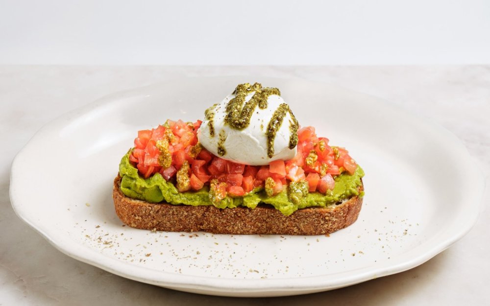 Crema de aguacate, tomate, queso mozzarella y pesto