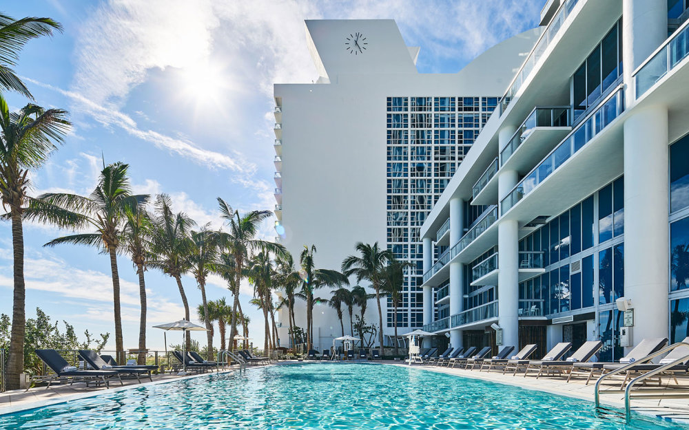 Carillon Miami pool