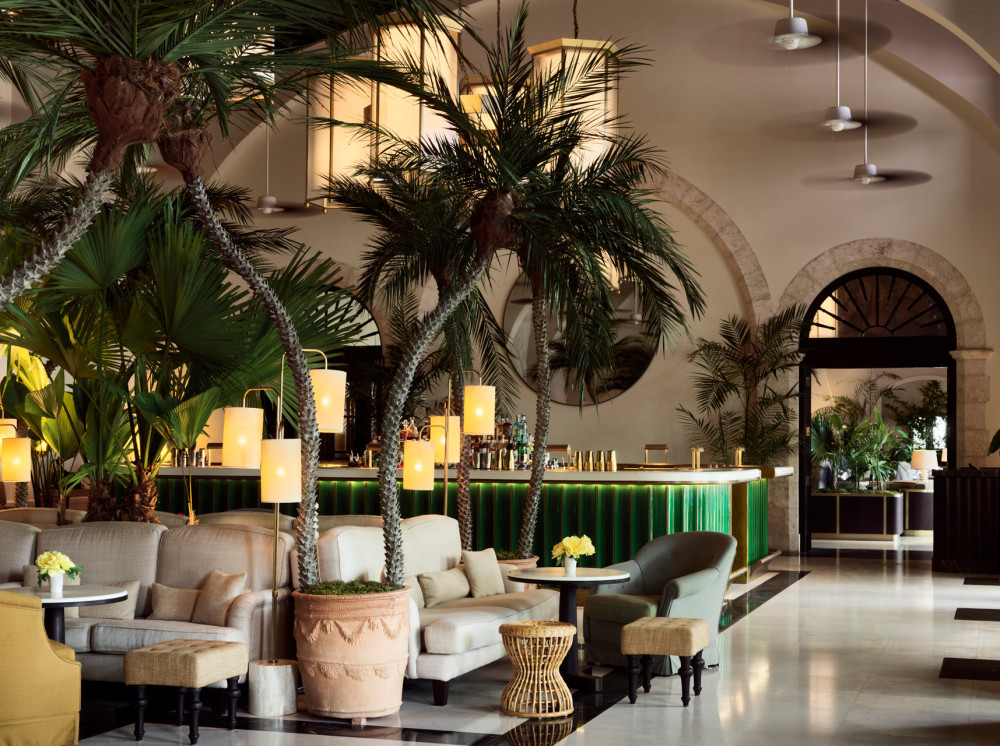 Lo Champagne Bar circondato da palme riflette il fascino profondo e il glamour dei primi anni del Surf Club, arricchito da una moderna collezione di cocktail fantasiosi e da un team di esperti di bell'aspetto. Offrendo anche la più ampia selezione di champagne a Miami, The Champagne Bar era una delle mete preferite di luminari e celebrità e la sua aura cattura quel momento d'oro nel tempo.