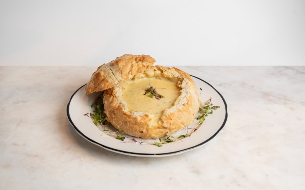 “Nuestro Estilo” con tocino, servido dentro de Pan de Masa Madre y micro cilantro.