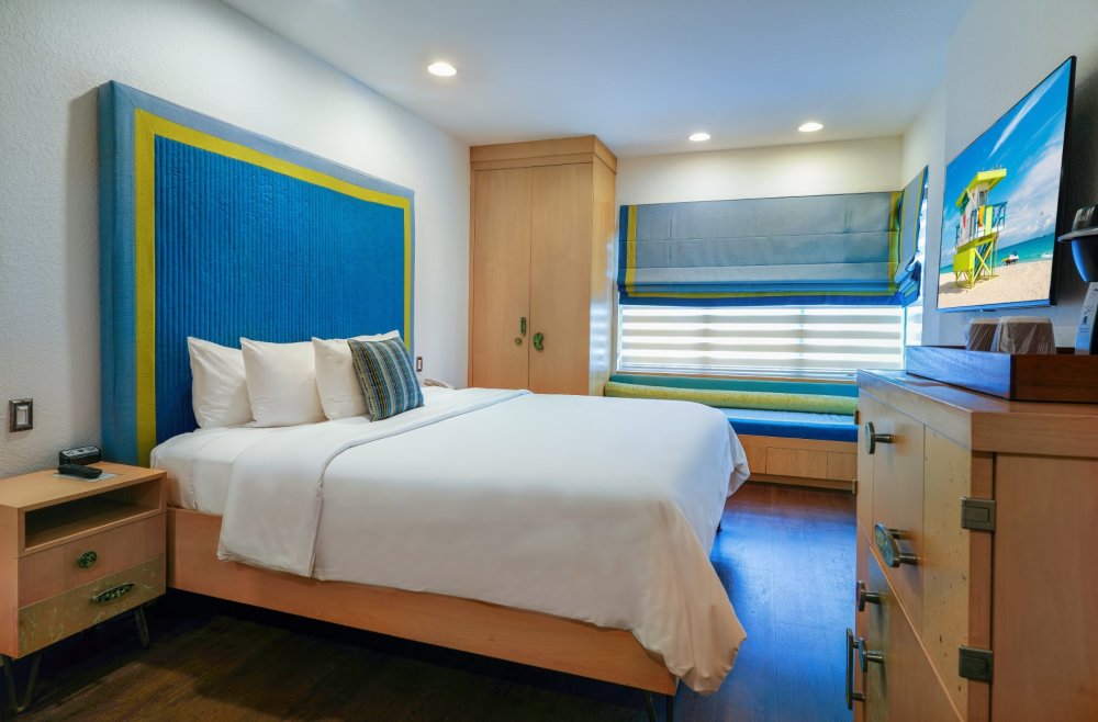 Guest Room - Collins Standard