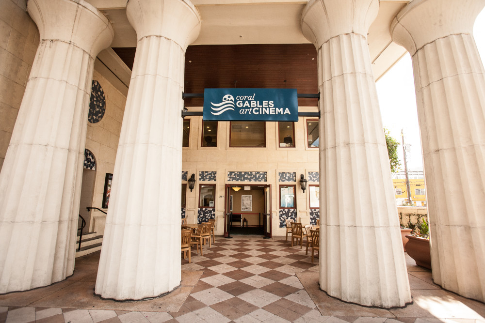 Внешний и главный вход Coral Gables Art Cinema ,