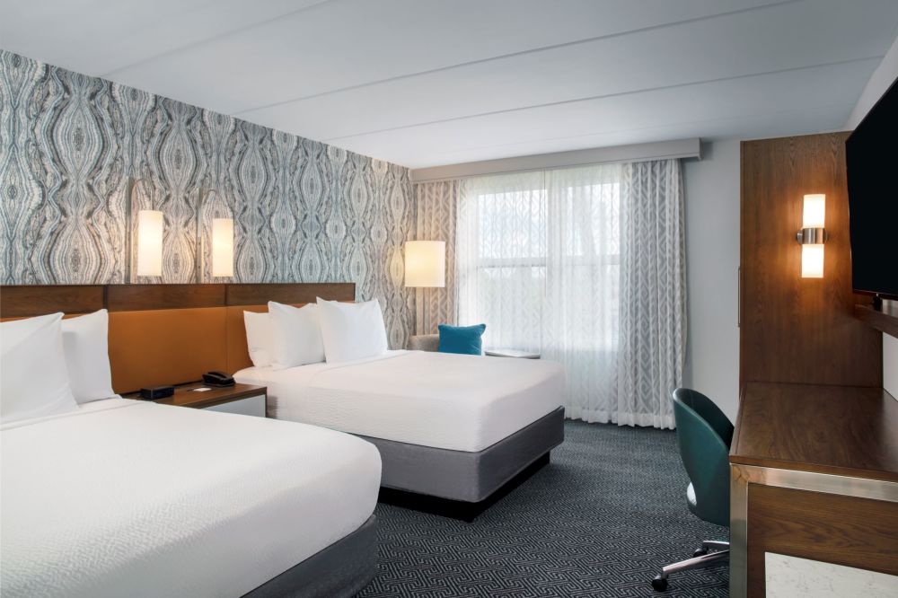 Dream big in our modern and spacious room with two queen sized beds. We offer complimentary Wi-Fi, luxurious bedding and ergonomic workstations to suit all of your travel needs.