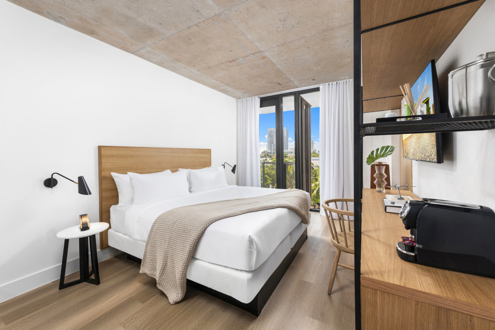 1 King size bed, 250 Sq. Ft., Computer Desk, City View