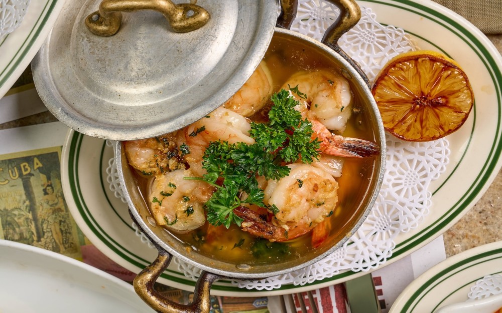 Crevettes sautées à l'ail, servies avec du riz blanc et des bananes plantains sucrées