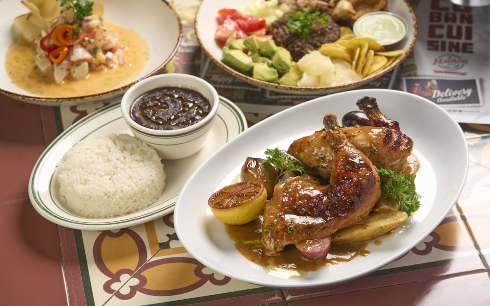 Une recette familiale cubaine de poulet rôti mariné sur place dans une délicieuse sauce cubaine qui offre de délicieuses notes d'agrumes et d'épices des Caraïbes.