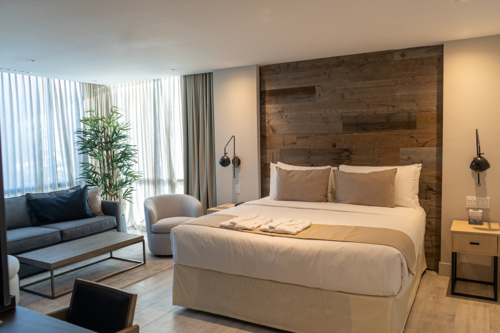 Deluxe Nassau King Suite