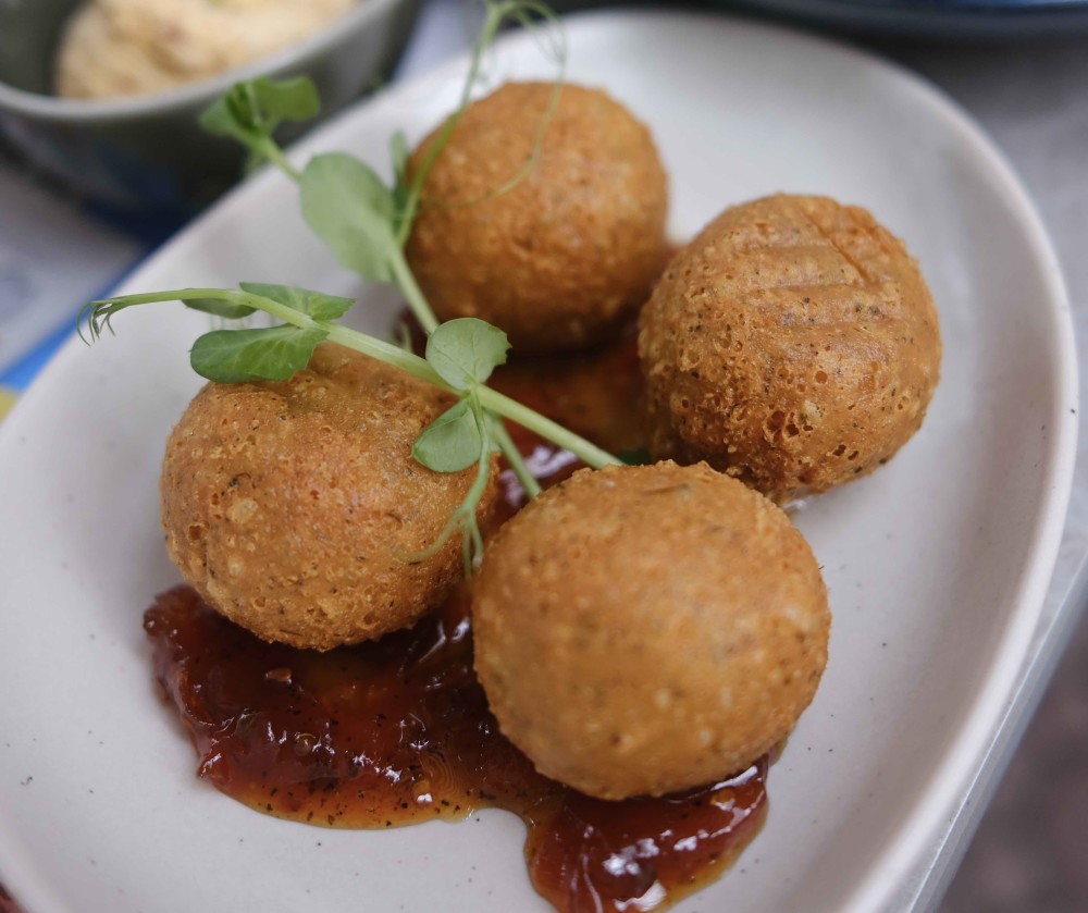Croquettes de fromages grecs (Graviera Naxos, Kefalotiri, Kasseri) avec confiture de tomates maison