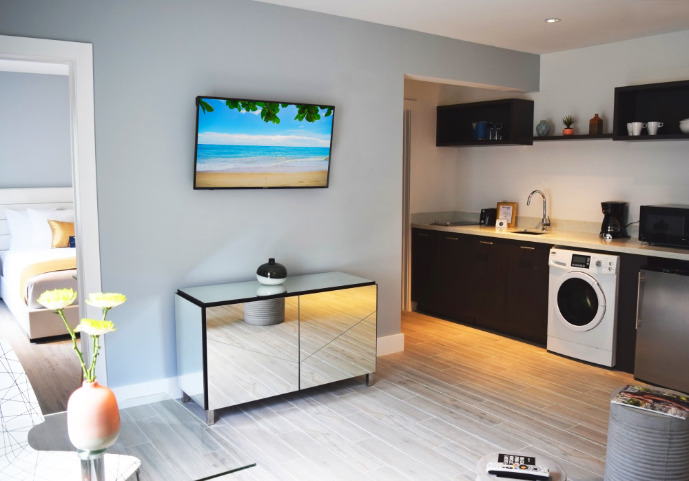 Люкс Oceanside One Bedroom Suite отличается яркой эстетикой и приятным ощущением с момента вашего входа. Люкс располагает просторной гостиной и изысканным интерьером. Легкость и комфорт ждут вас в этом прекрасном Miami Beach Размещение всего в квартале от Beach , Люкс с белым постельным бельем, шикарной кроватью, туалетно-косметическими принадлежностями Bigelow, хорошо оборудованным декором с письменным столом, мини-кухней, стиральной машиной и сушилкой. Он хорошо подходит для солнечного дня и веселого вечера. Независимо от того, приезжаете ли вы по делам или на отдых, в Oceanside One Bedroom Suite есть все, что нужно для спокойного отдыха в Miami Beach ,