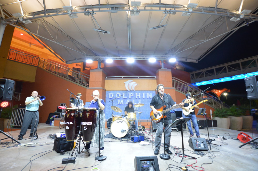 Enjoy live music every weekend in the Ramblas Plaza! Enjoy live music every weekend in the Ramblas Plaza!