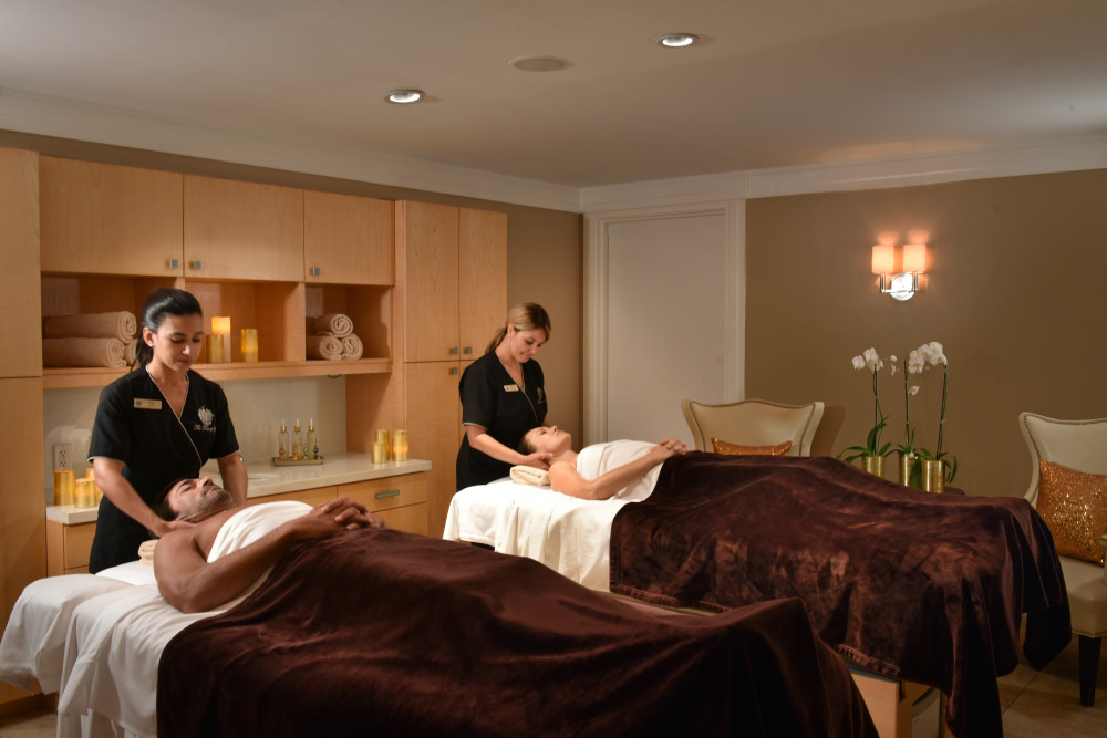 Éveillez vos sens dans notre luxueux spa Trump qui offre un niveau de service personnalisé unique où chaque instant du voyage répond à l'intention choisie par le client. Les clients sont enveloppés dans un havre de détente grâce à la stimulation attentive des sens. Offrant des soins de classe mondiale et des massages relaxants, spécialement conçus pour les femmes, les hommes et les couples, le Trump Spa cherche à créer des voies pour chaque client vers la santé intérieure et la beauté extérieure.