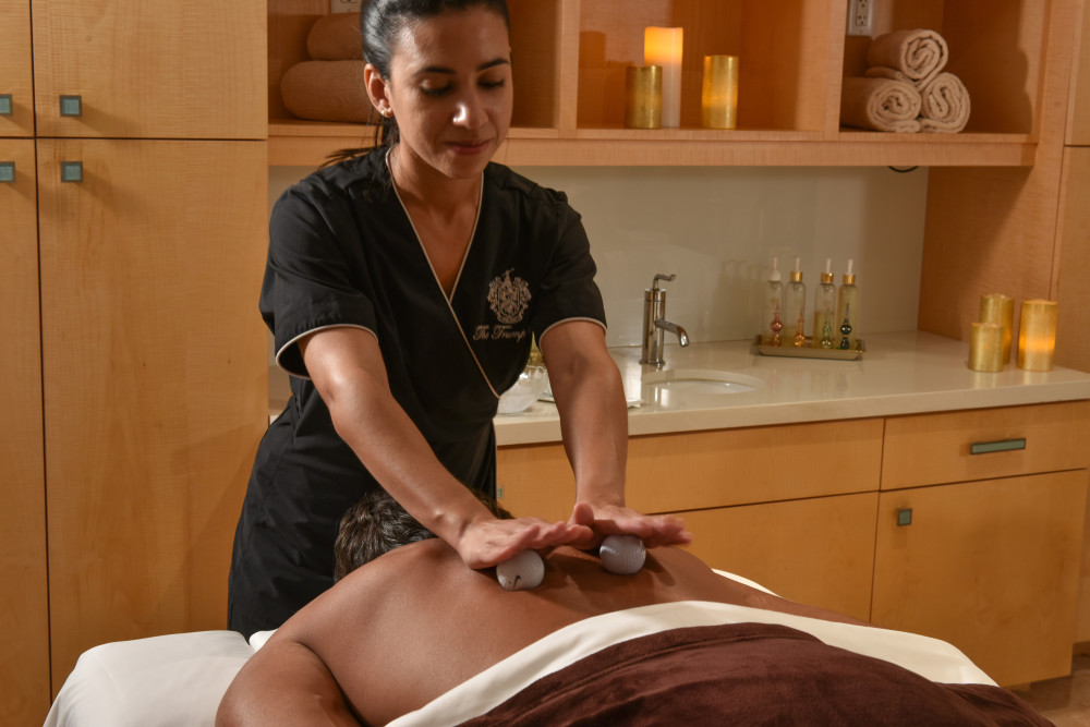 En tant que l'un des meilleurs complexes de golf en Floride, comprenant un spa de jour luxueux à Miami, nous proposons une vaste sélection de services de spa et de rituels pour dynamiser, calmer et restaurer. Ressourcez-vous dans la sérénité de nos commodités Trump Spa, y compris des plongeons chauds et froids, un jacuzzi, un sauna, un hammam, et plus encore. Notre renommée Doral golf resort and spa propose également un centre de fitness ouvert 24 heures sur 24 et des cours de fitness quotidiens pour vous aider à maintenir, voire à améliorer, votre routine de bien-être pendant votre séjour.