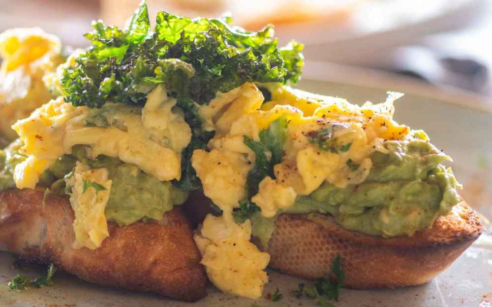 CRISPY KALE SCRAMBLED EGGS