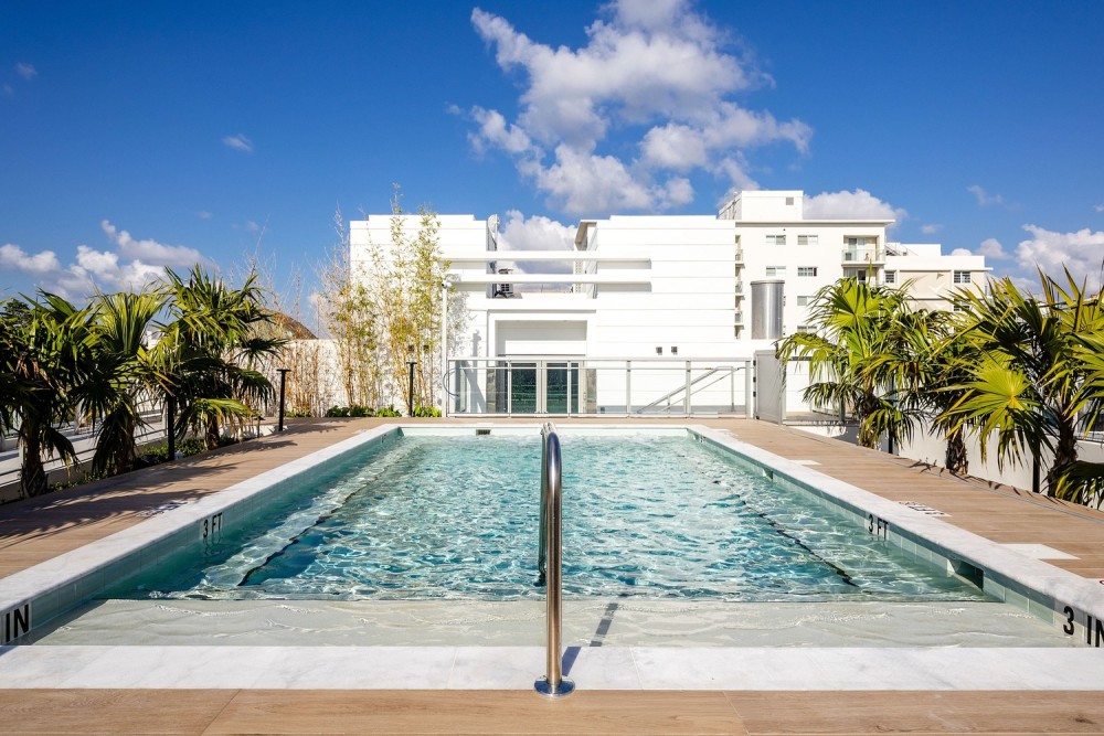 Relax above the city at our rooftop pool and solarium, the perfect spot to unwind, soak up the sun, and enjoy Miami vibes.
