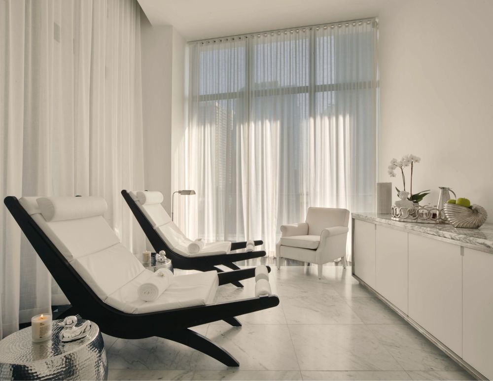 Spas relaxation room, water and tea available for guests.
