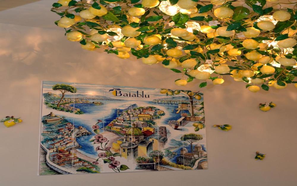 At the entrance to the dining room, a magical corner inspired by the Amalfi Coast welcomes you.