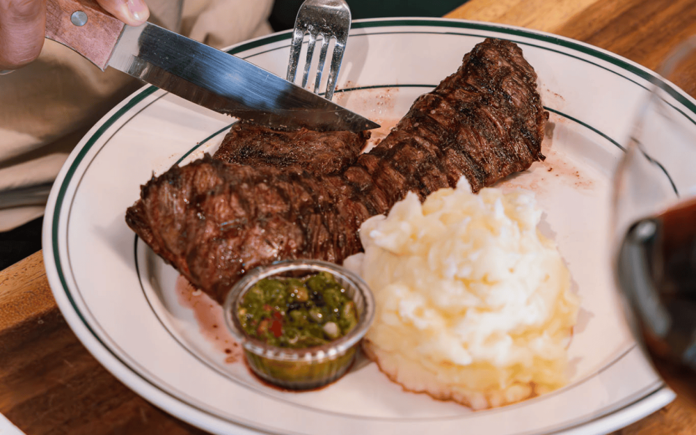 Unser meistverkauftes Prime Skirt Steak mit hausgemachtem Kartoffelpüree und Chimichurri.