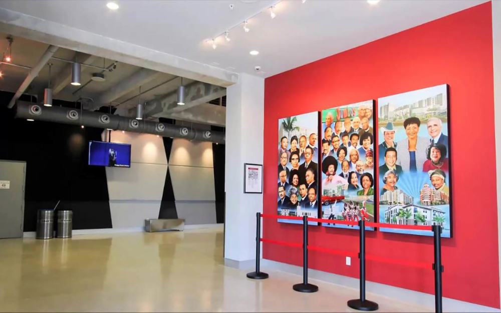 欢迎来到Sandrell Rivers Theater大堂区。
