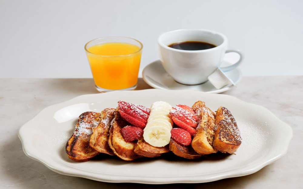 Con fresas y plátanos.