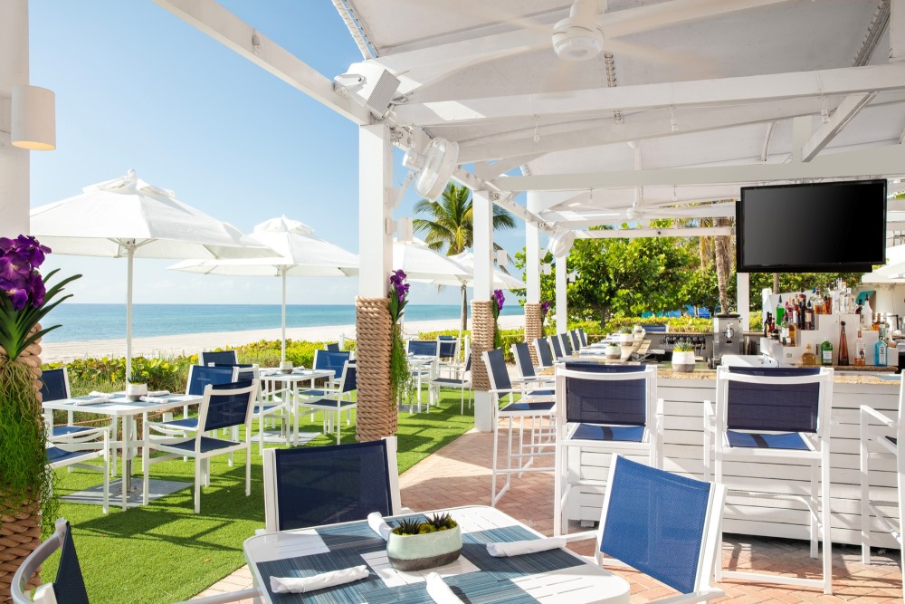 Gili's Beach Club - Dine on the sand